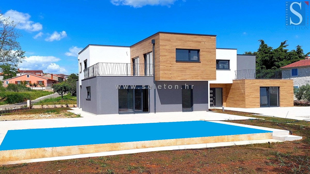 Nuova e moderna casa bifamiliare con piscina nelle vicinanze di Poreč-Parenzo