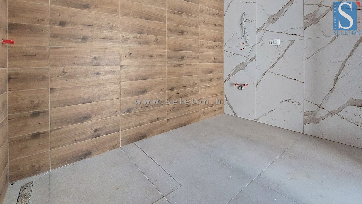 Nuova e moderna casa bifamiliare con piscina nelle vicinanze di Poreč-Parenzo