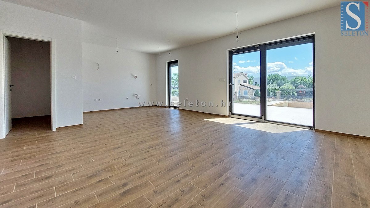 Nuova e moderna casa bifamiliare con piscina nelle vicinanze di Poreč-Parenzo