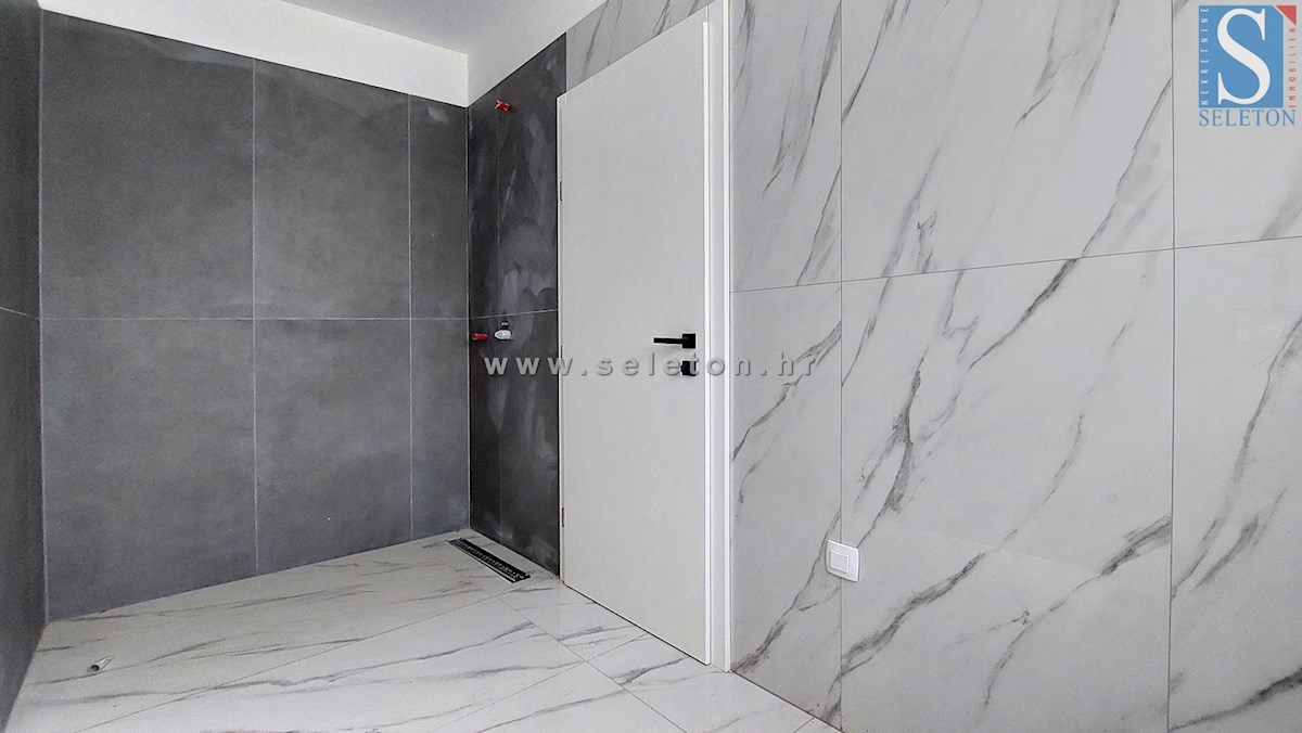 Nuova e moderna casa bifamiliare con piscina nelle vicinanze di Poreč-Parenzo