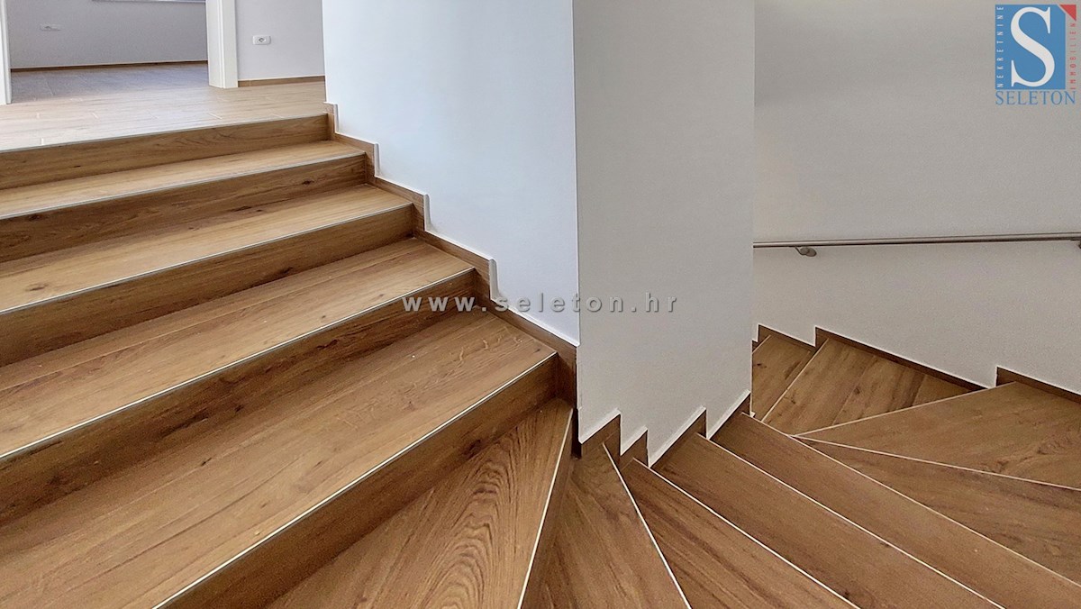 Nuova e moderna casa bifamiliare con piscina nelle vicinanze di Poreč-Parenzo