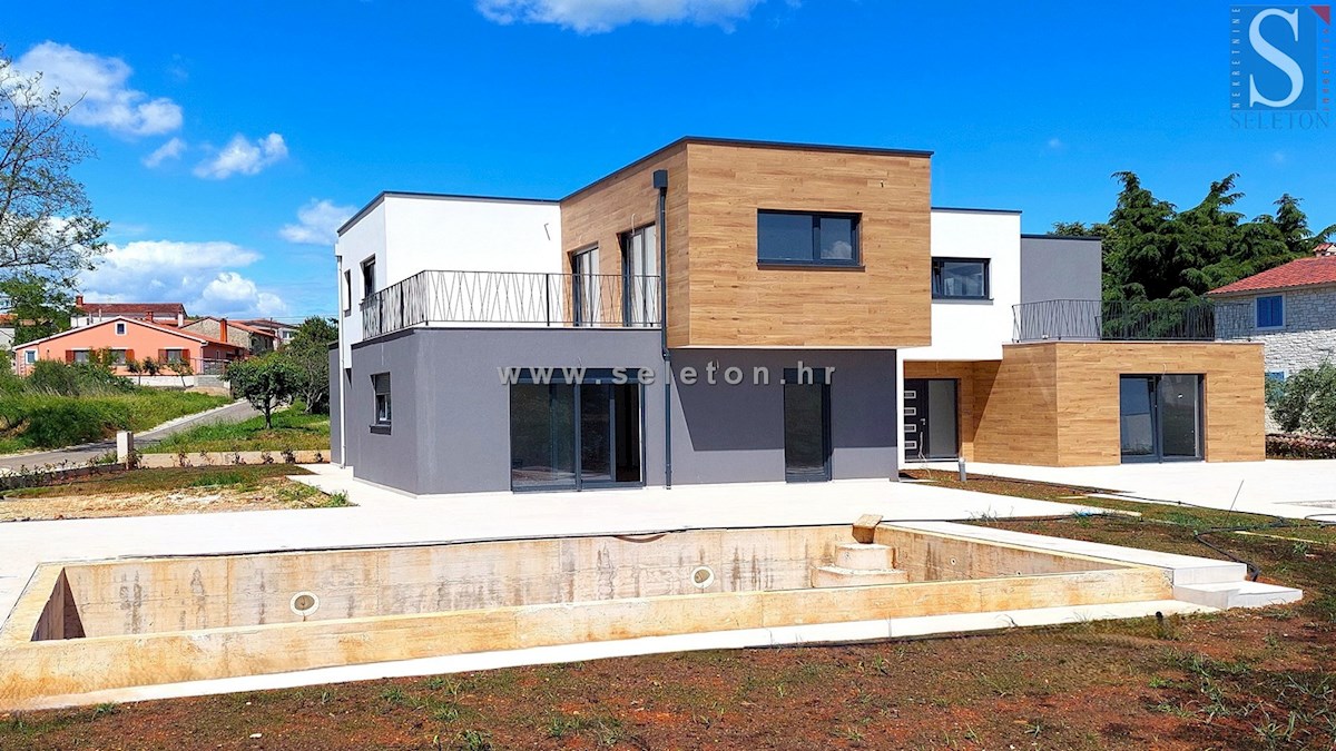 Nuova e moderna casa bifamiliare con piscina nelle vicinanze di Poreč-Parenzo