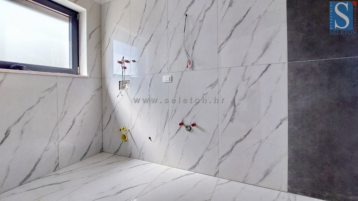 Nuova e moderna casa bifamiliare con piscina nelle vicinanze di Poreč-Parenzo