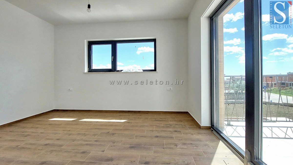 Nuova e moderna casa bifamiliare con piscina nelle vicinanze di Poreč-Parenzo