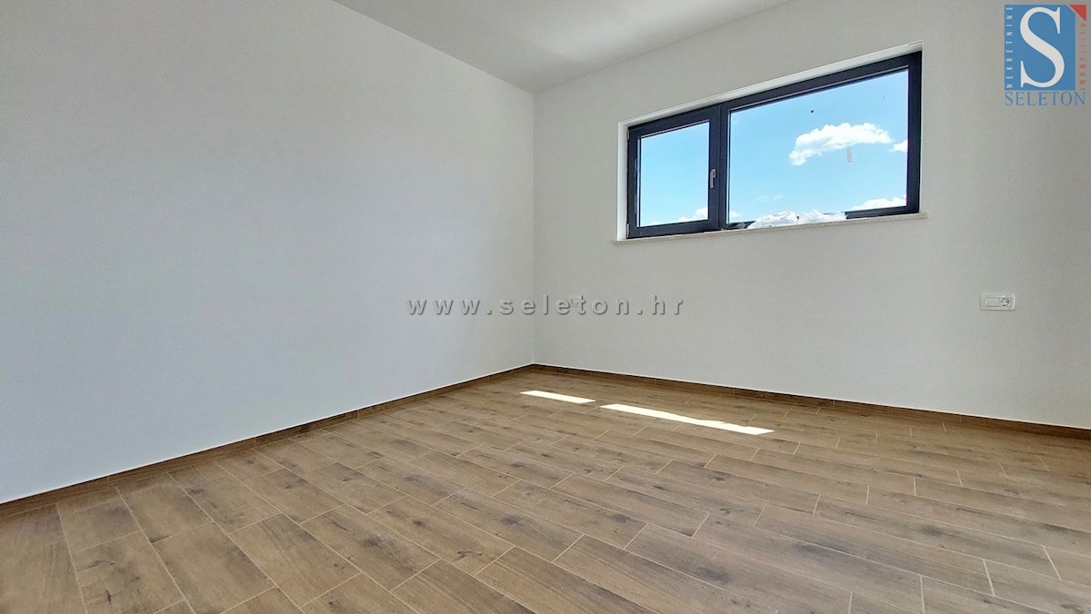 Nuova e moderna casa bifamiliare con piscina nelle vicinanze di Poreč-Parenzo