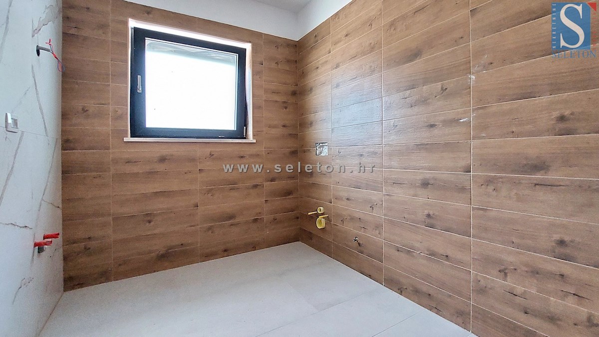 Nuova e moderna casa bifamiliare con piscina nelle vicinanze di Poreč-Parenzo