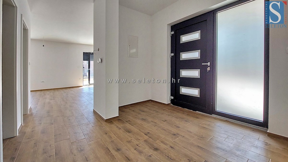 Nuova e moderna casa bifamiliare con piscina nelle vicinanze di Poreč-Parenzo