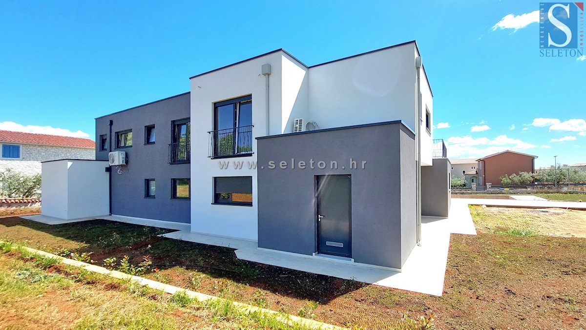 Nuova e moderna casa bifamiliare con piscina nelle vicinanze di Poreč-Parenzo