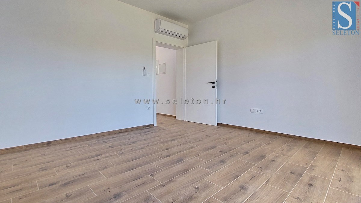 Nuova e moderna casa bifamiliare con piscina nelle vicinanze di Poreč-Parenzo