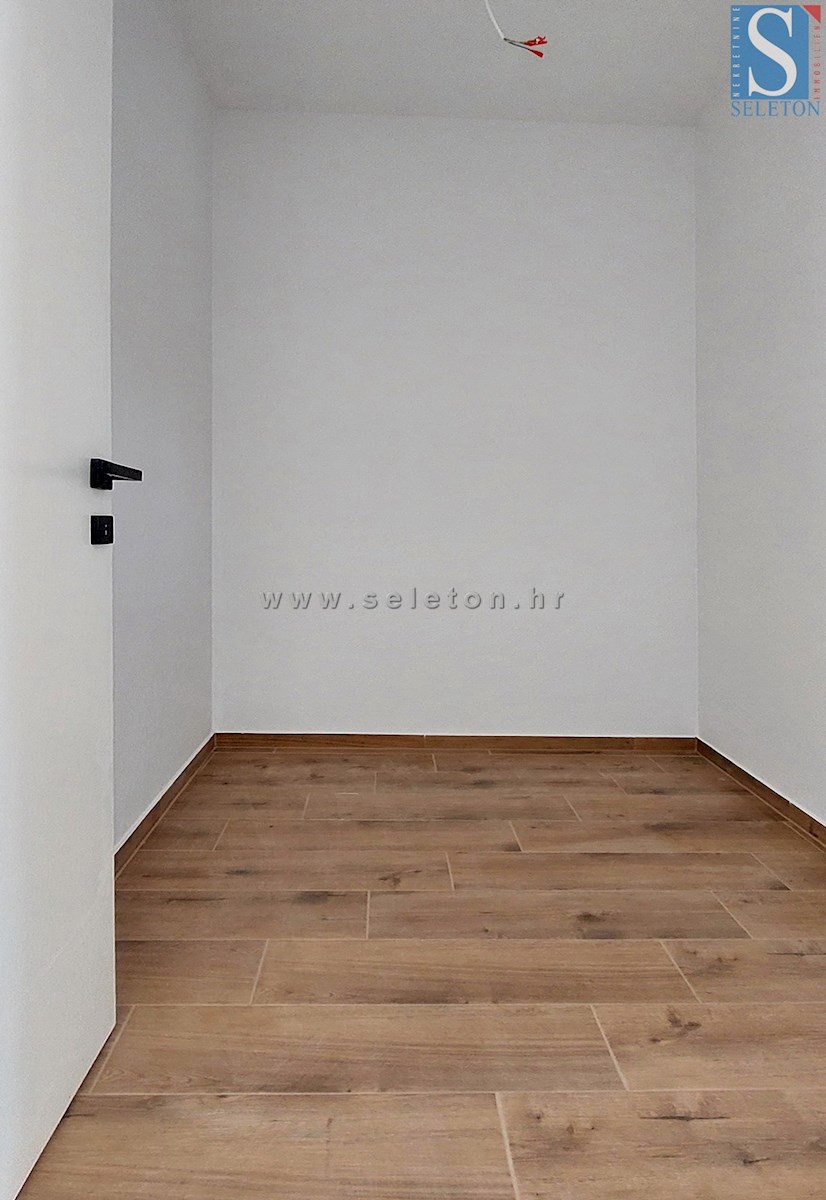 Nuova e moderna casa bifamiliare con piscina nelle vicinanze di Poreč-Parenzo