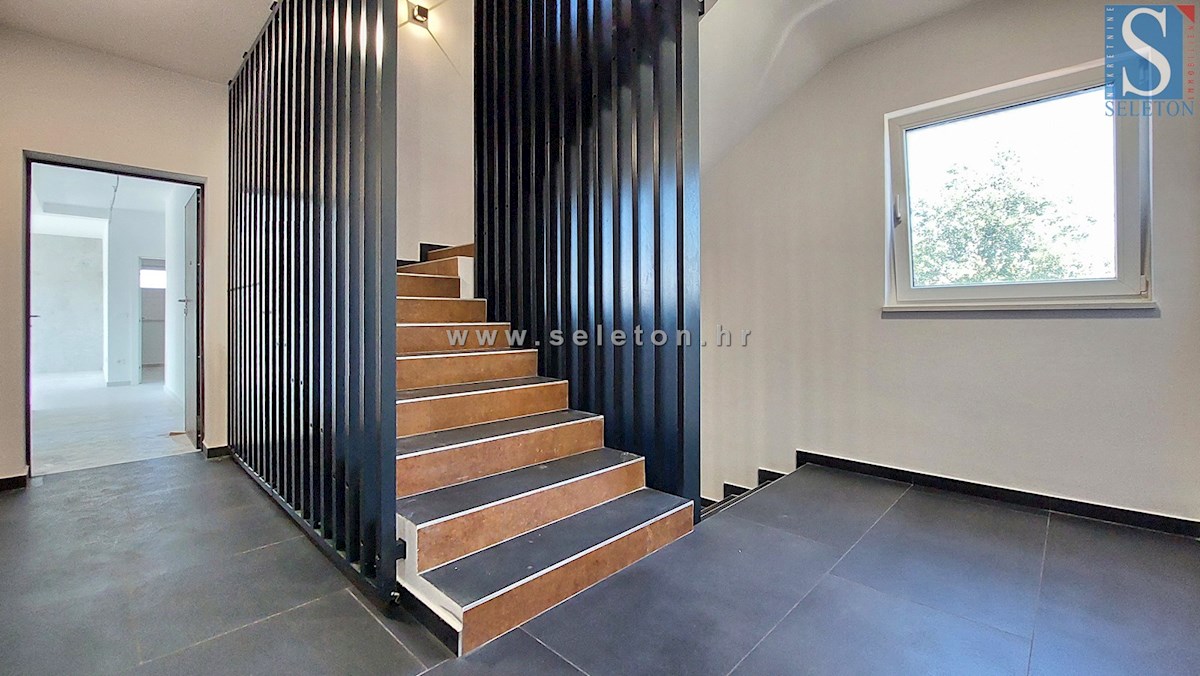 Poreč-Parenzo - nuovo appartamento di 66 m2, 2° piano, vista mare, ASCENSORE, 2 posti auto