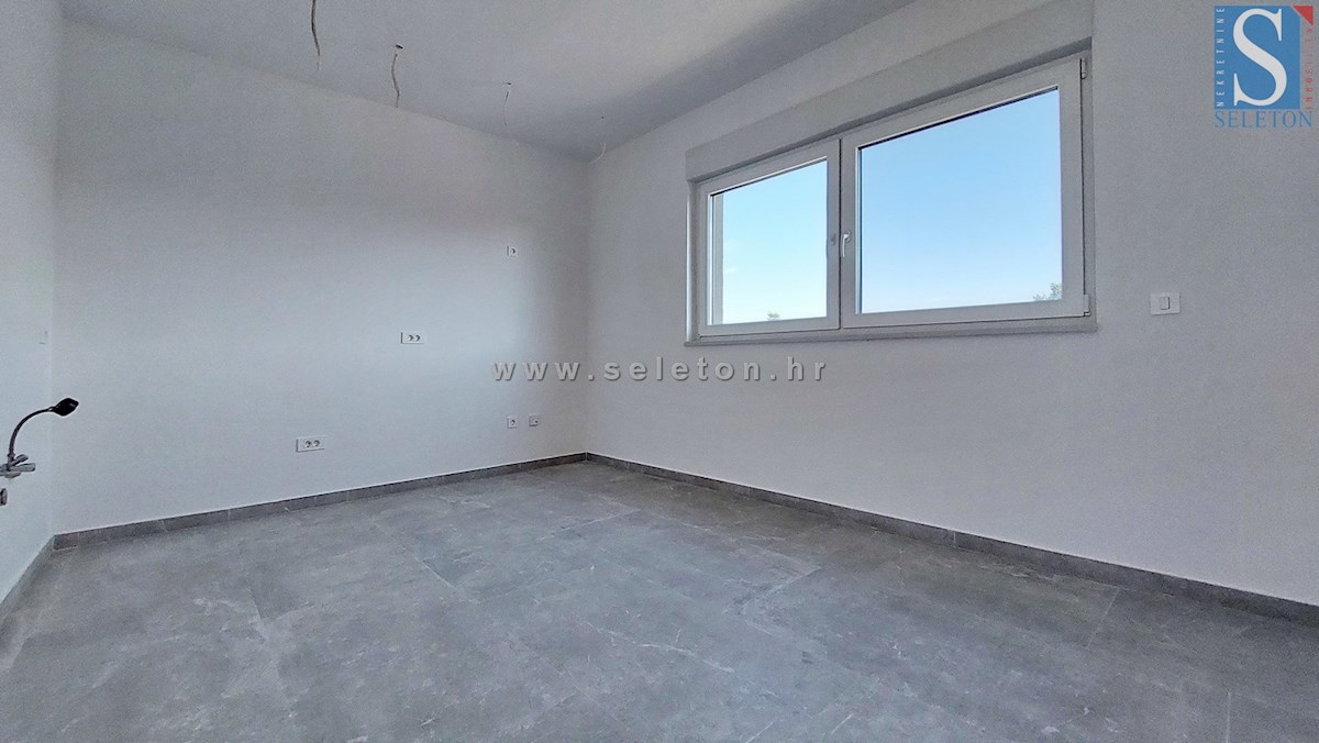 Poreč-Parenzo - nuovo appartamento di 66 m2, 2° piano, vista mare, ASCENSORE, 2 posti auto