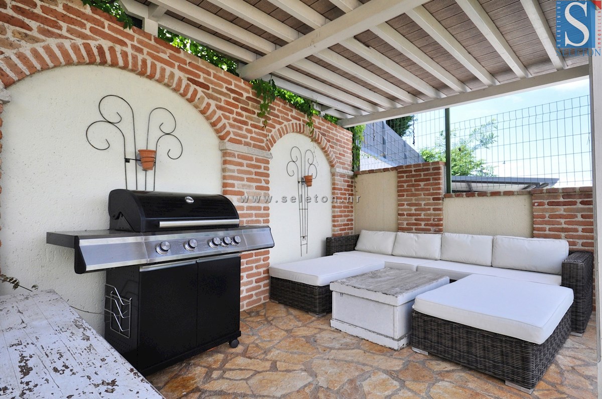 Poreč, casa indipendente di 180 m2, piscina, 2 appartamenti