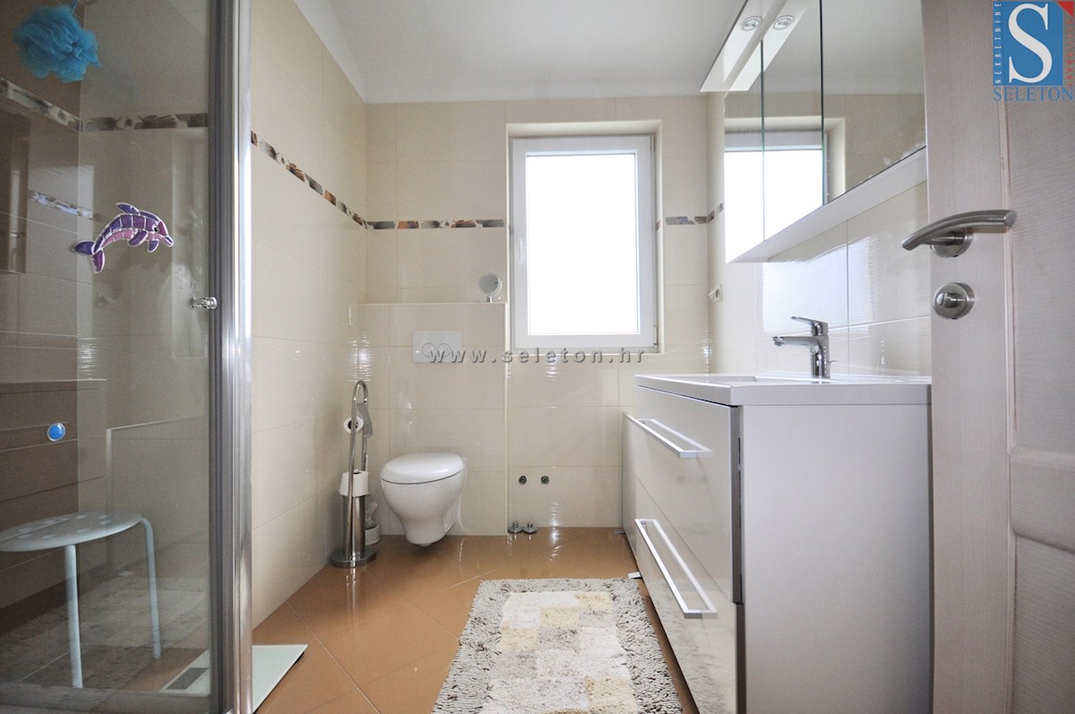 Poreč, casa indipendente di 180 m2, piscina, 2 appartamenti