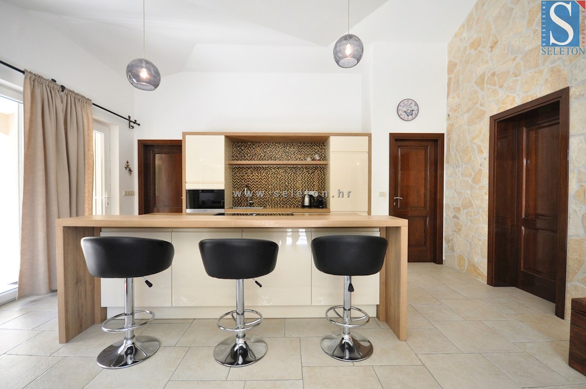 Poreč, casa indipendente di 180 m2, piscina, 2 appartamenti