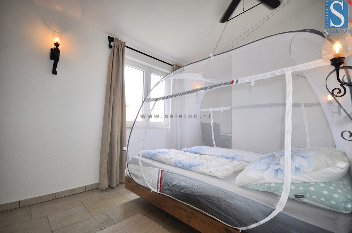 Poreč, casa indipendente di 180 m2, piscina, 2 appartamenti