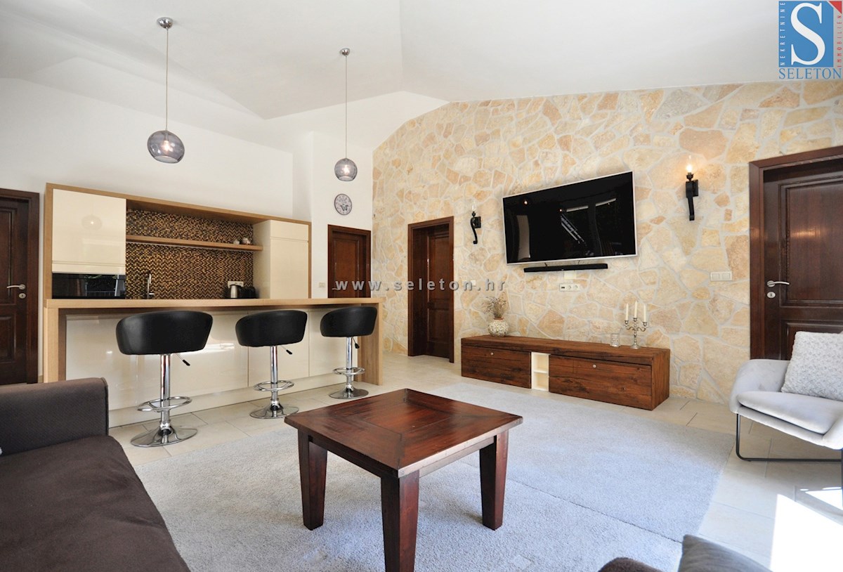 Poreč, casa indipendente di 180 m2, piscina, 2 appartamenti