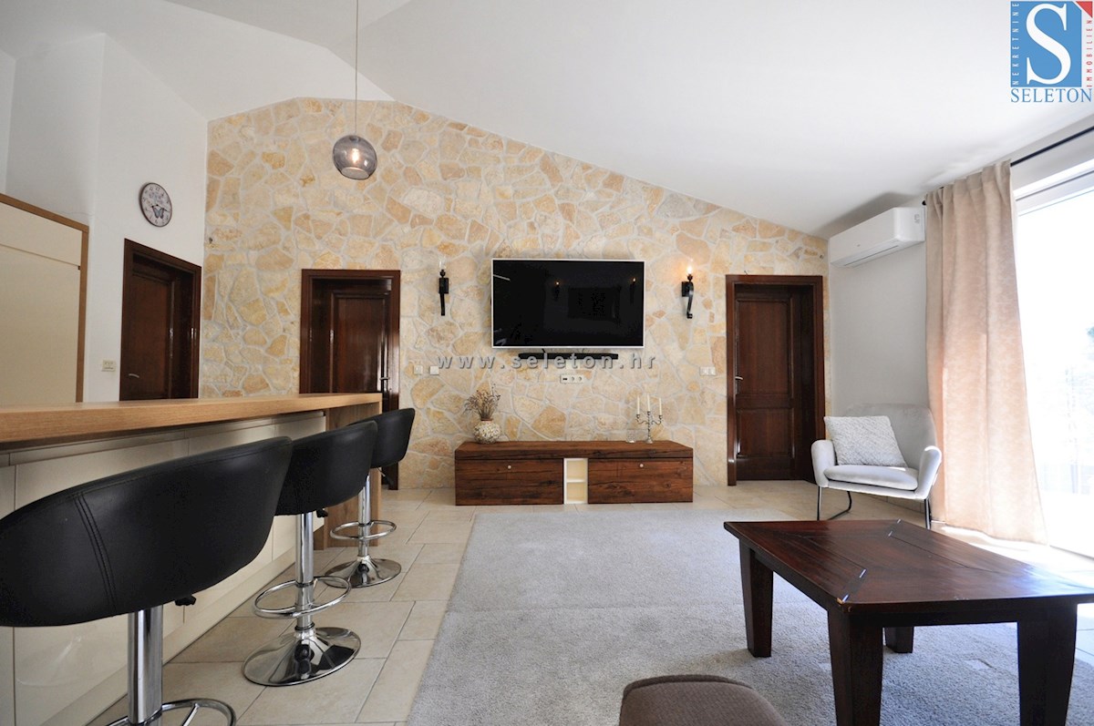 Poreč, casa indipendente di 180 m2, piscina, 2 appartamenti