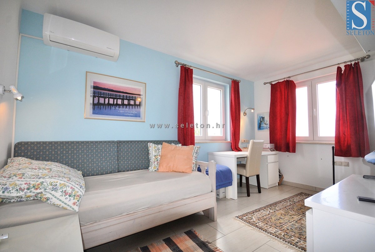 Poreč, casa indipendente di 180 m2, piscina, 2 appartamenti