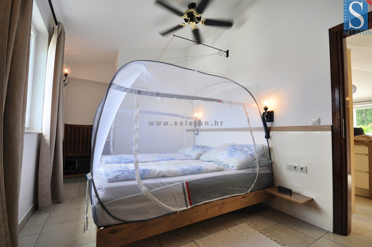 Poreč, casa indipendente di 180 m2, piscina, 2 appartamenti