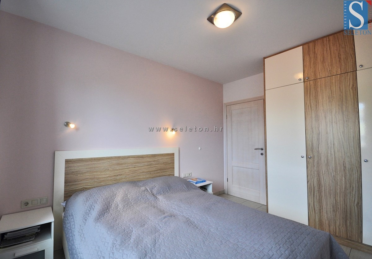 Poreč, casa indipendente di 180 m2, piscina, 2 appartamenti