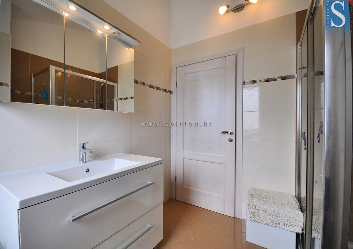 Poreč, casa indipendente di 180 m2, piscina, 2 appartamenti