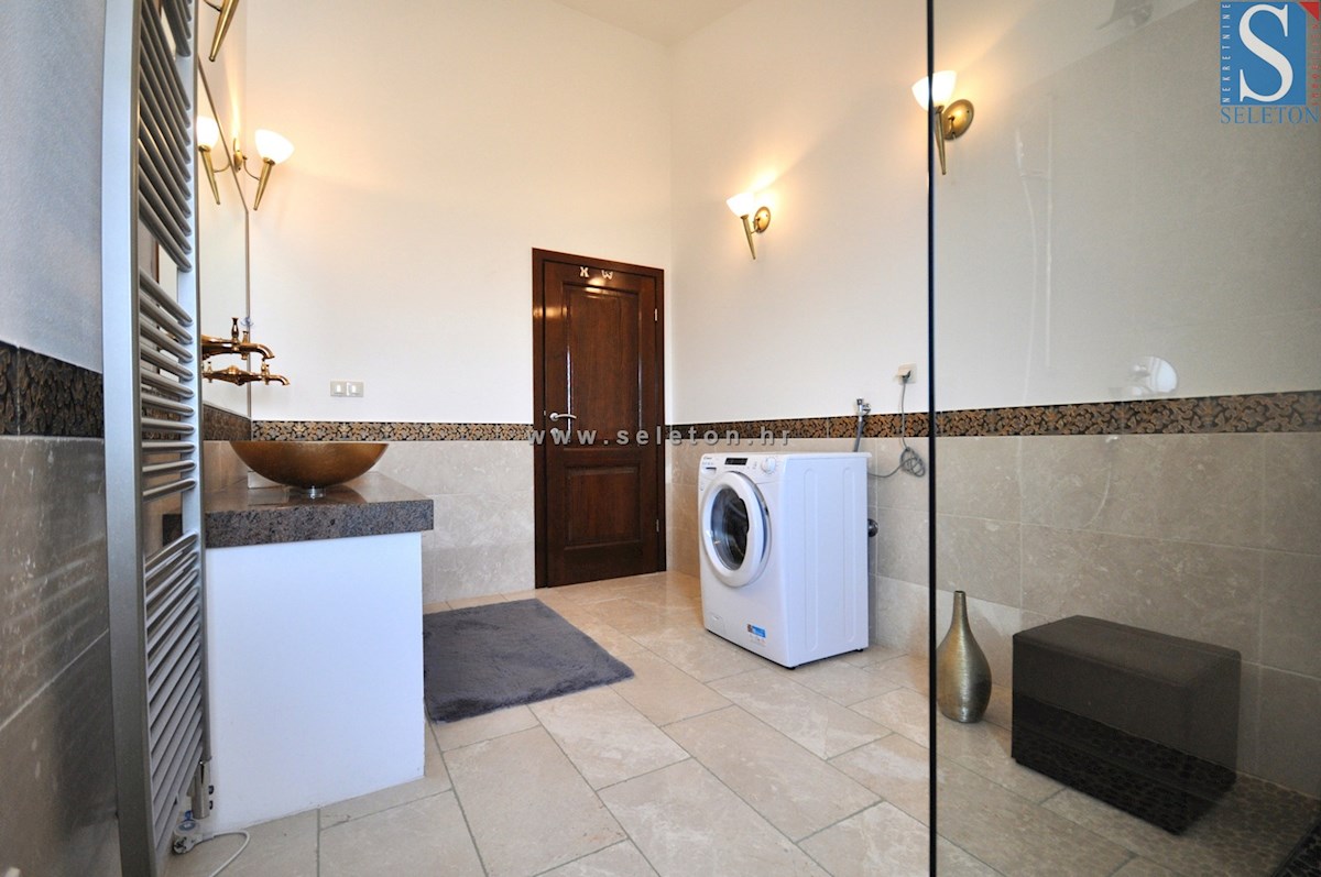 Poreč, casa indipendente di 180 m2, piscina, 2 appartamenti