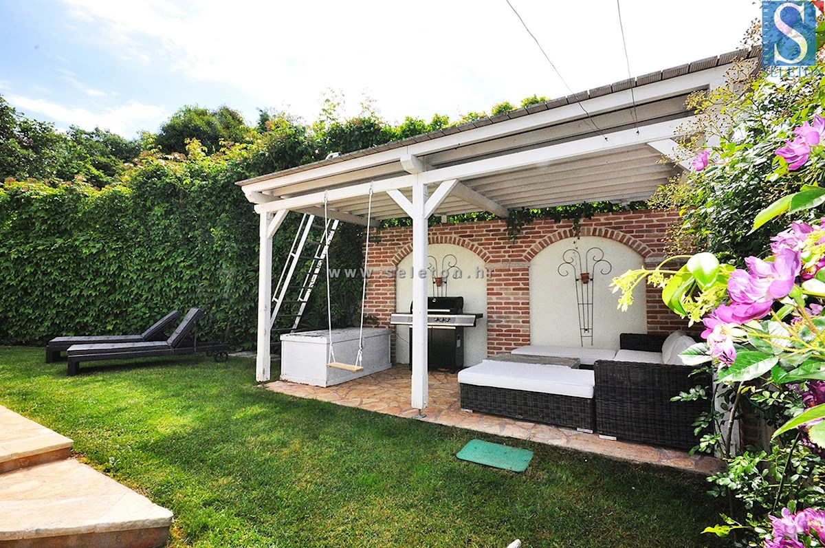 Poreč, casa indipendente di 180 m2, piscina, 2 appartamenti