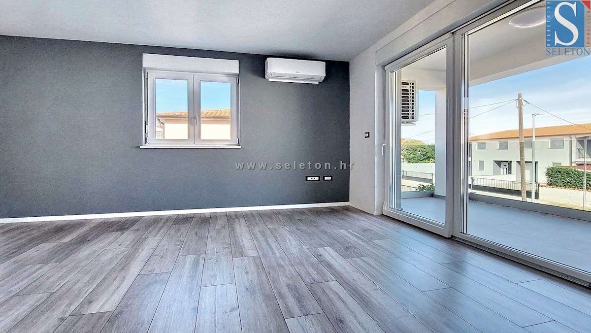 Poreč-Parenzo - nuovo appartamento di 65 m2 nelle vicinanze, 1. piano