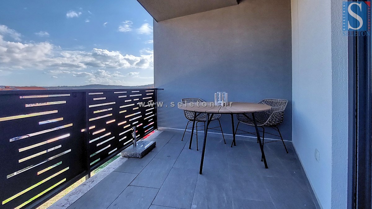 Istria, Poreč-Parenzo, moderno appartamento di 63 m2, 1° piano, riscaldamento a pavimento (POMPA DI CALORE)