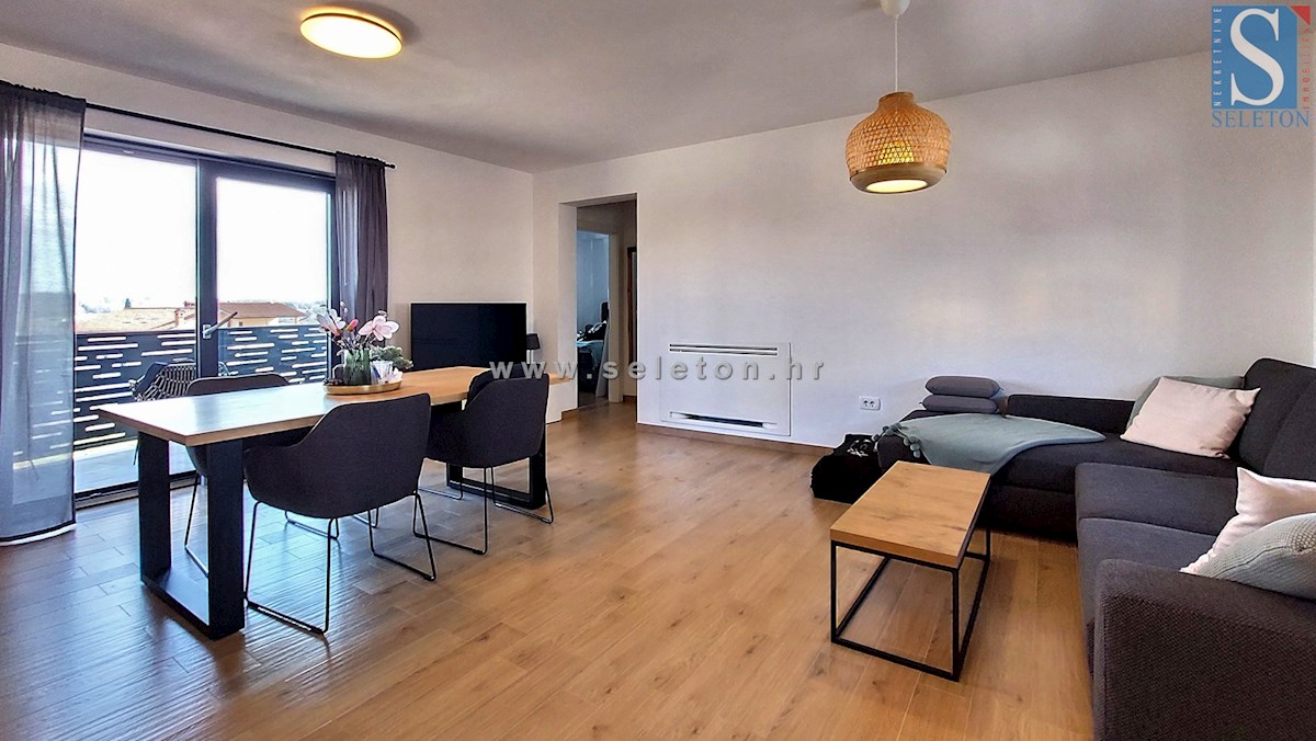 Istria, Poreč-Parenzo, moderno appartamento di 63 m2, 1° piano, riscaldamento a pavimento (POMPA DI CALORE)