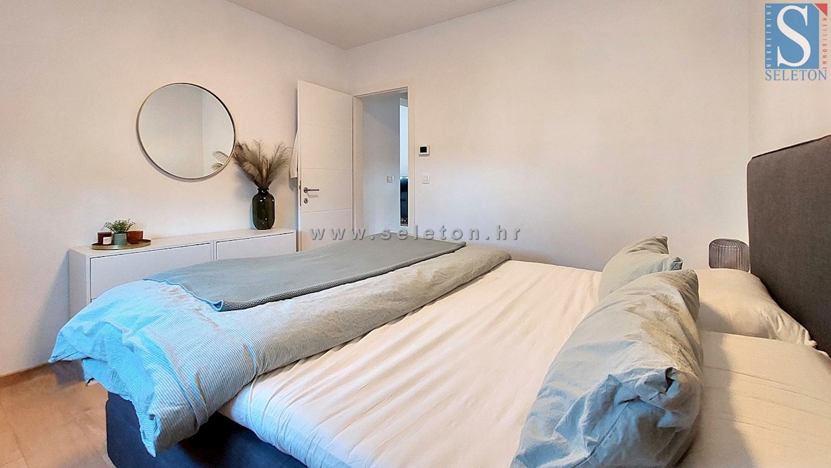 Istria, Poreč-Parenzo, moderno appartamento di 63 m2, 1° piano, riscaldamento a pavimento (POMPA DI CALORE)