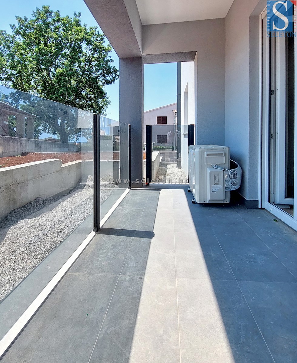 Istria, nuovo appartamento nelle vicinanze di Poreč-Parenzo di 72 m2 con giardino di 200 m2