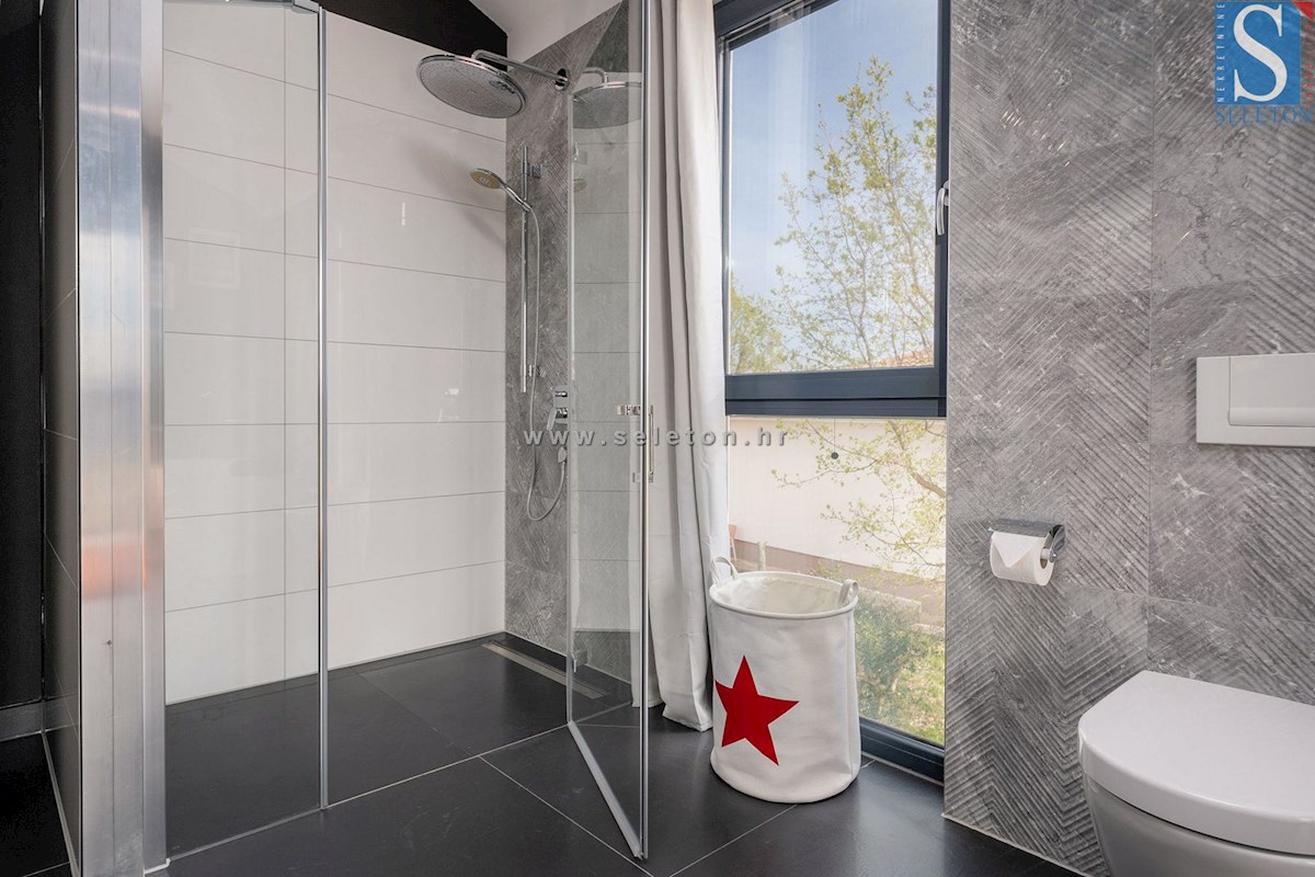 Istria, Poreč-Parenzo - dintorni, villa moderna di 437 m2 con piscina e ampio giardino