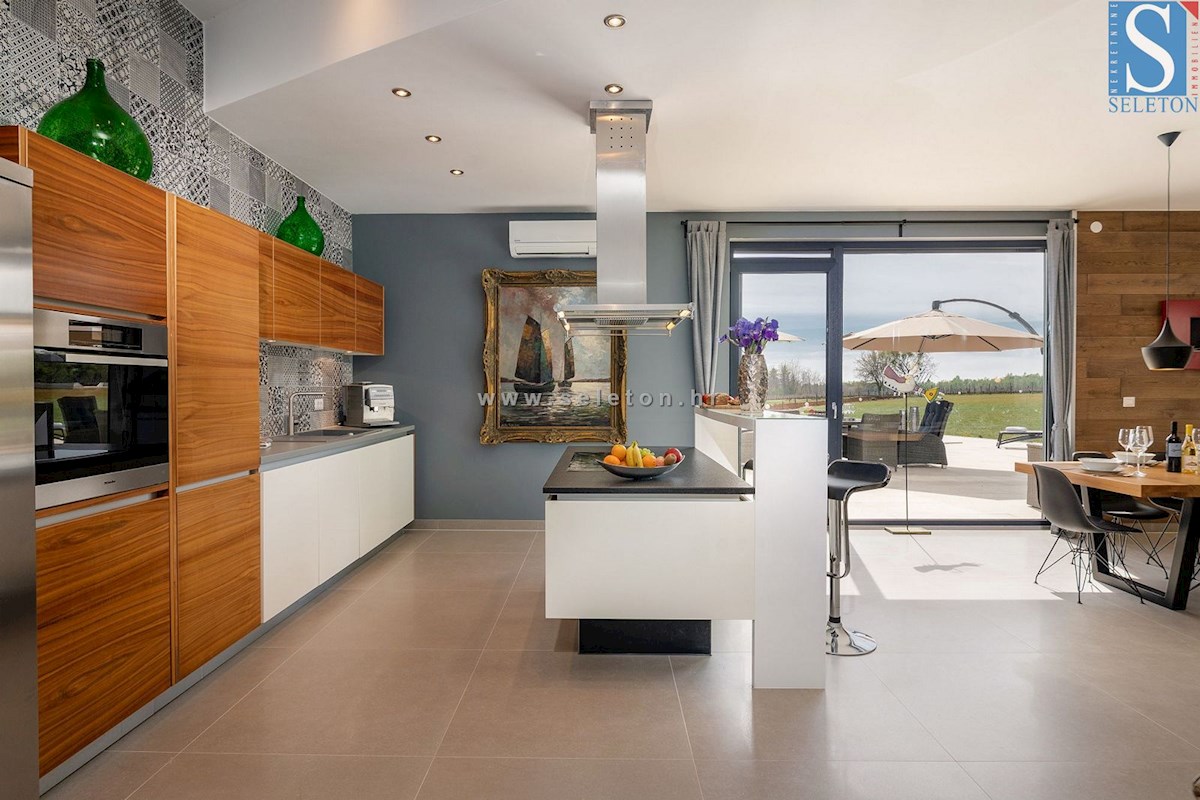 Istria, Poreč-Parenzo - dintorni, villa moderna di 437 m2 con piscina e ampio giardino