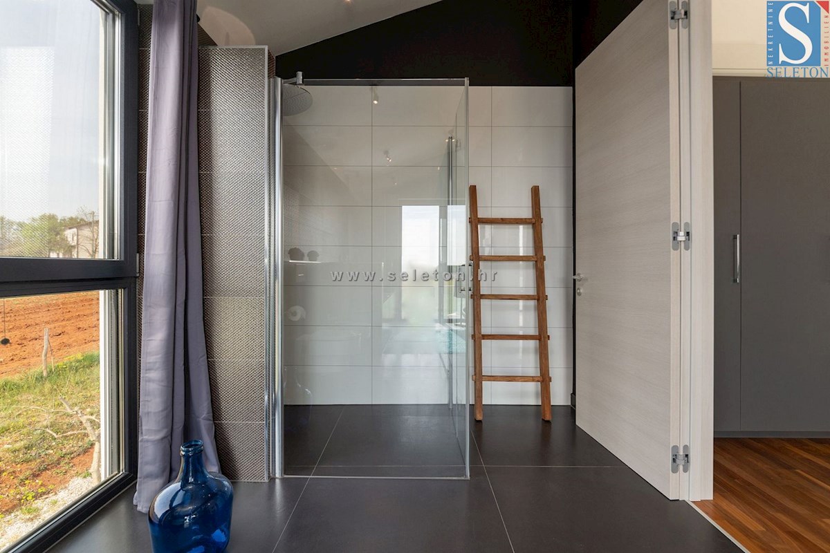 Istria, Poreč-Parenzo - dintorni, villa moderna di 437 m2 con piscina e ampio giardino