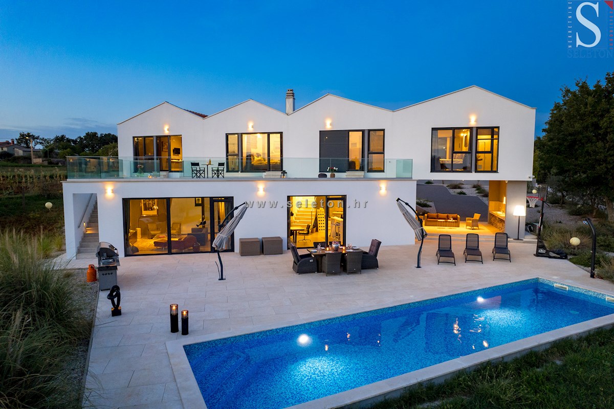Istria, Poreč-Parenzo - dintorni, villa moderna di 437 m2 con piscina e ampio giardino