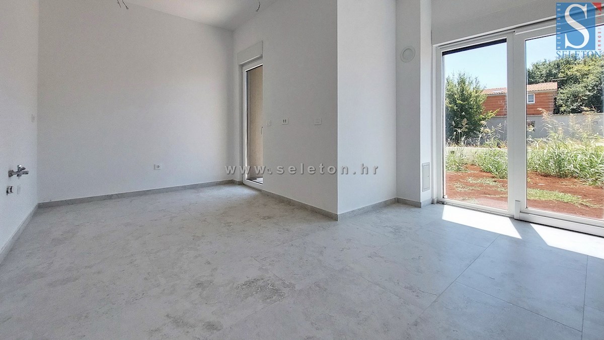 Poreč-Parenzo - nuovo appartamento di 88 m2 con giardino, due posti auto