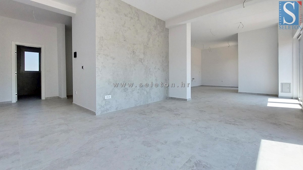 Poreč-Parenzo - nuovo appartamento di 88 m2 con giardino, due posti auto