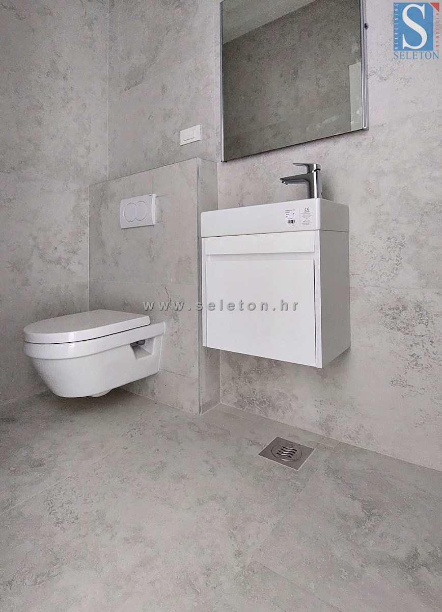 Poreč-Parenzo - nuovo appartamento di 88 m2 con giardino, due posti auto