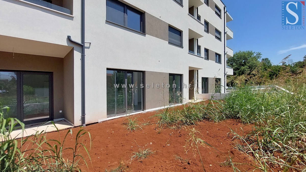 Poreč-Parenzo - nuovo appartamento di 88 m2 con giardino, due posti auto