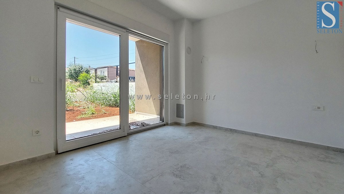 Poreč-Parenzo - nuovo appartamento di 88 m2 con giardino, due posti auto