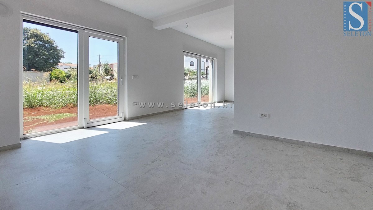 Poreč-Parenzo - nuovo appartamento di 88 m2 con giardino, due posti auto