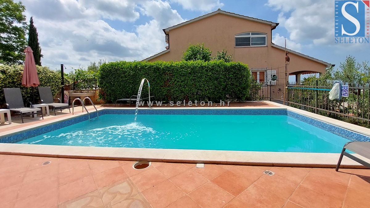 Istria - casa con piscina e vista mare vicino a Parenzo