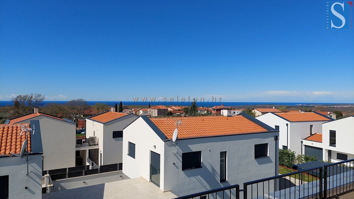 Poreč, nuovo appartamento di 84 m2 + terrazza sul tetto di 56 m2 con vista mare
