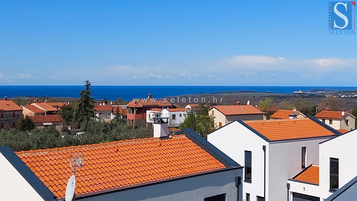 Poreč, nuovo appartamento di 84 m2 + terrazza sul tetto di 56 m2 con vista mare