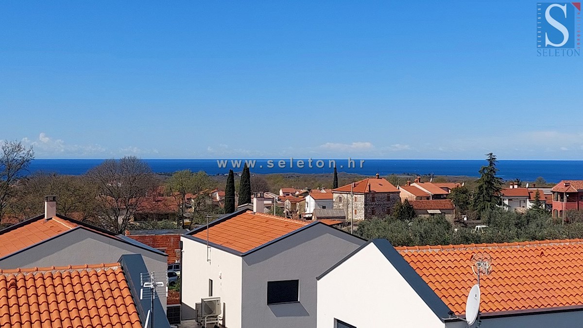 Poreč, nuovo appartamento di 84 m2 + terrazza sul tetto di 56 m2 con vista mare