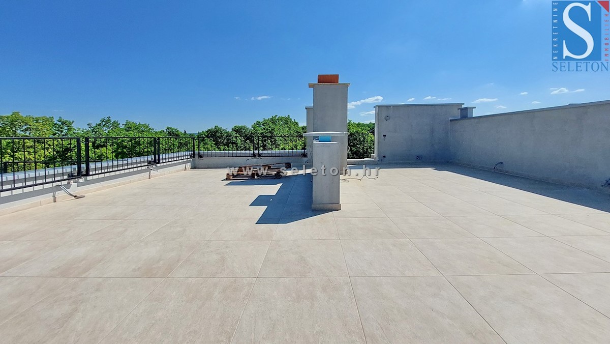 Poreč, nuovo appartamento di 84 m2 + terrazza sul tetto di 56 m2 con vista mare