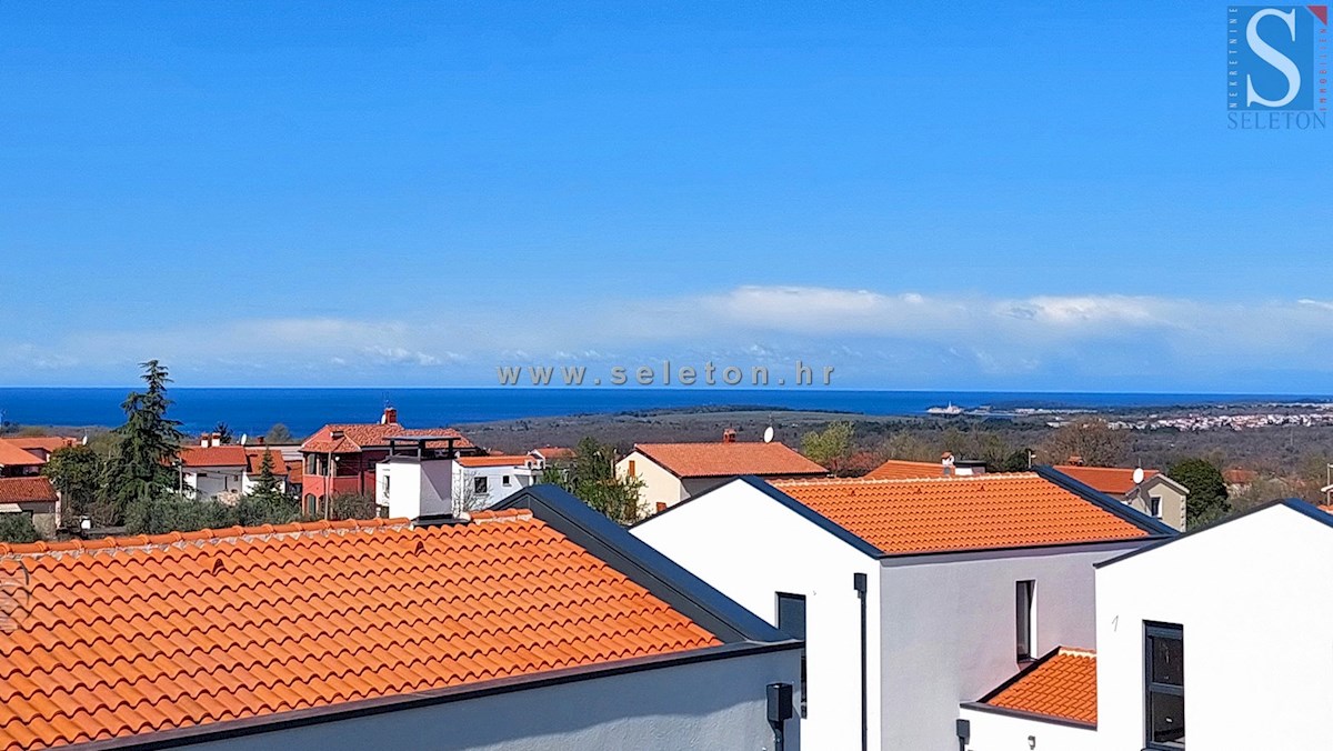 Poreč, nuovo appartamento di 84 m2 + terrazza sul tetto di 56 m2 con vista mare