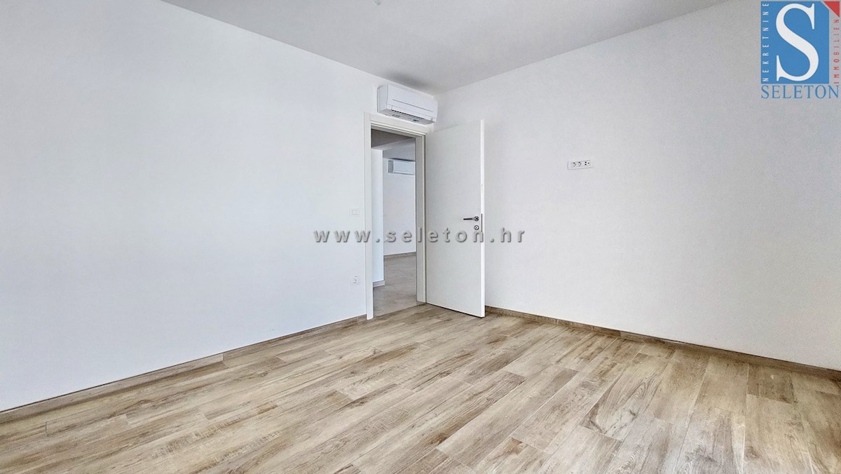 Poreč, nuovo appartamento di 84 m2 + terrazza sul tetto di 56 m2 con vista mare